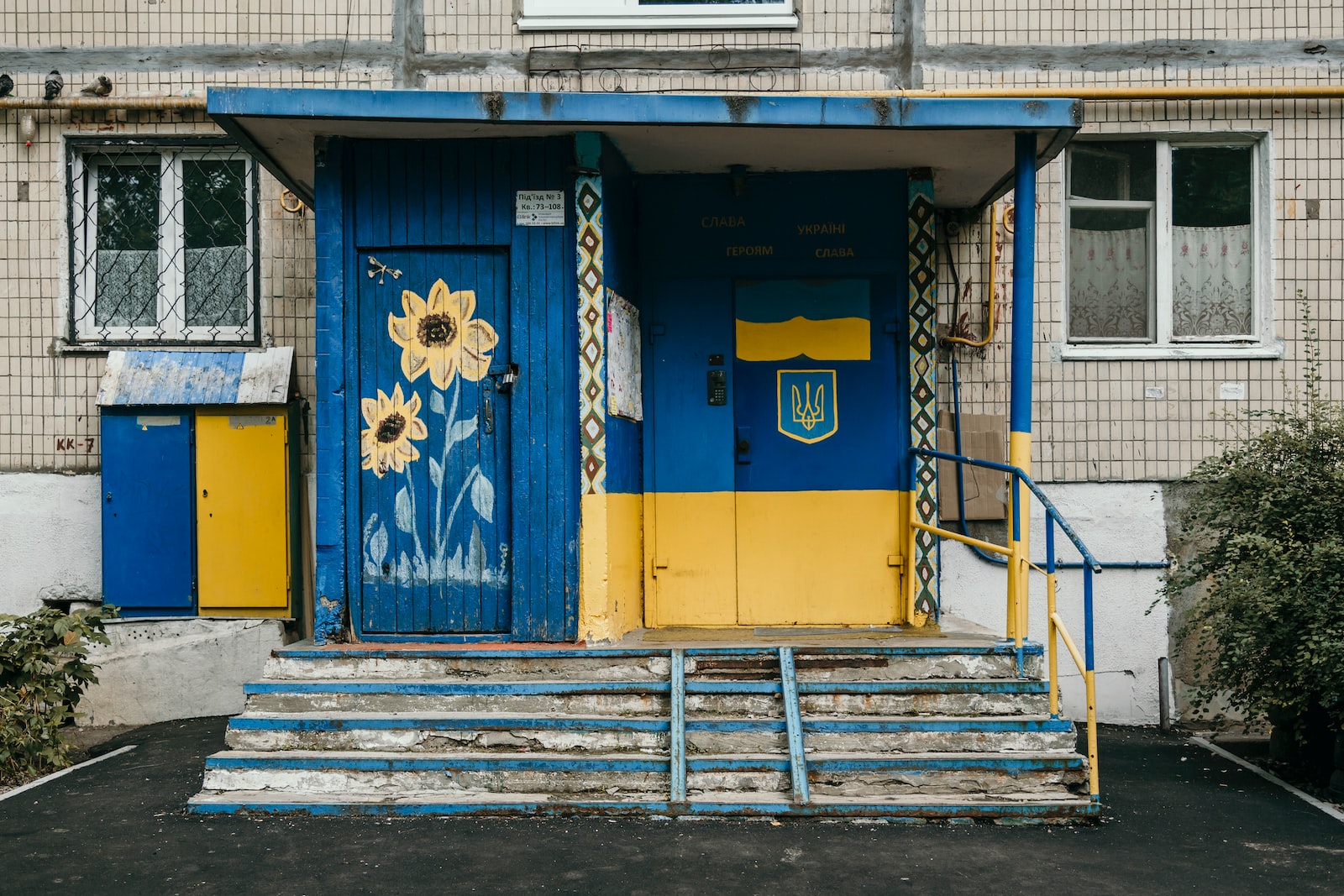 Photo par Marjan Blan | @marjanblan blue and yellow building